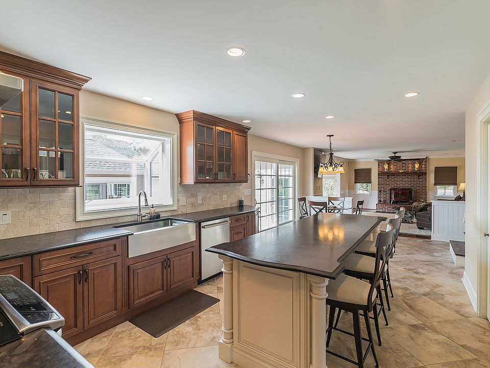 2nd image of 4965 Gloucester Dr