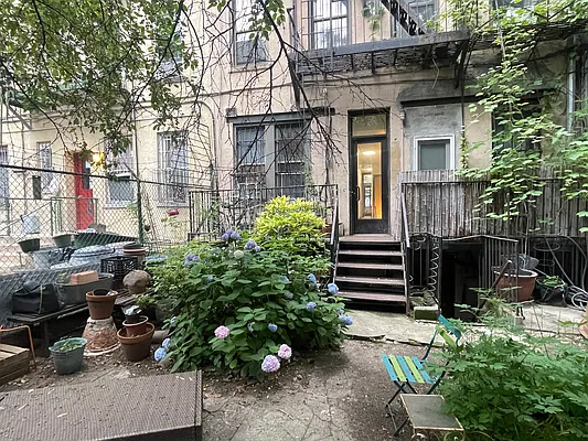 Rented by Realty Advisors Group | media 18