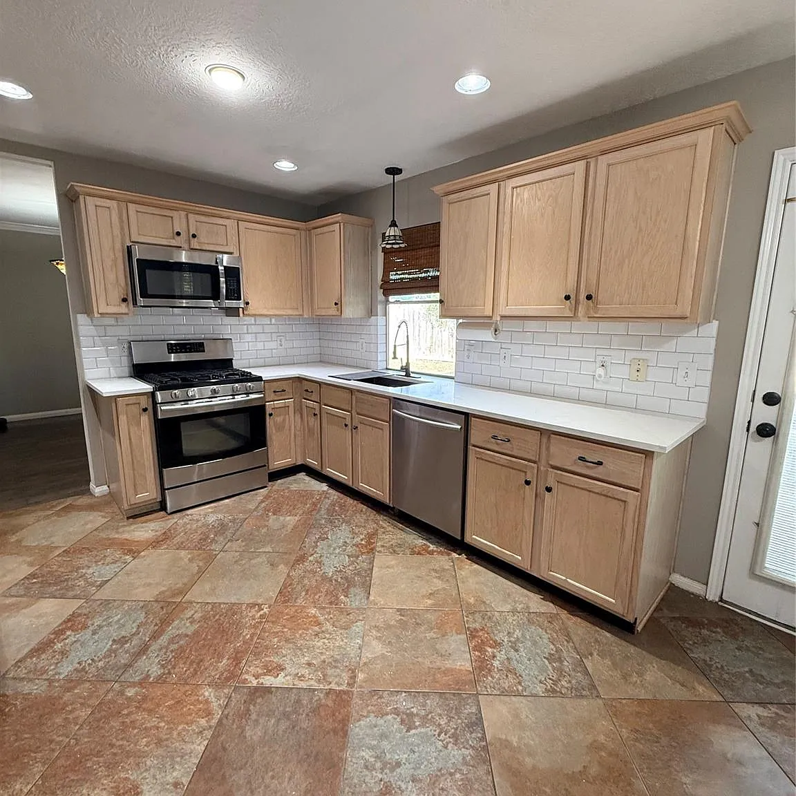 3 bed, 2.5 bath, 2026 sqft, $2,200 — Photo 2