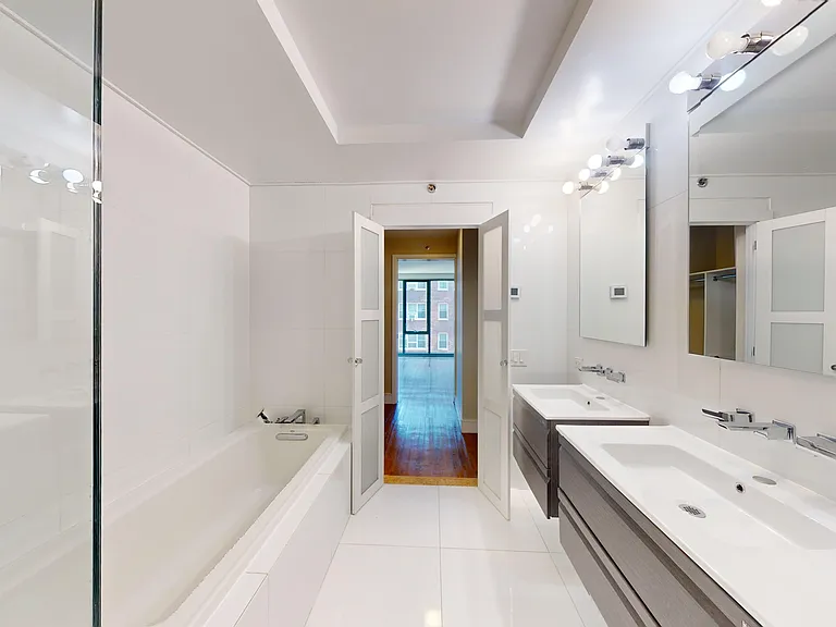 237 E 34th St #1004 — Photo 23