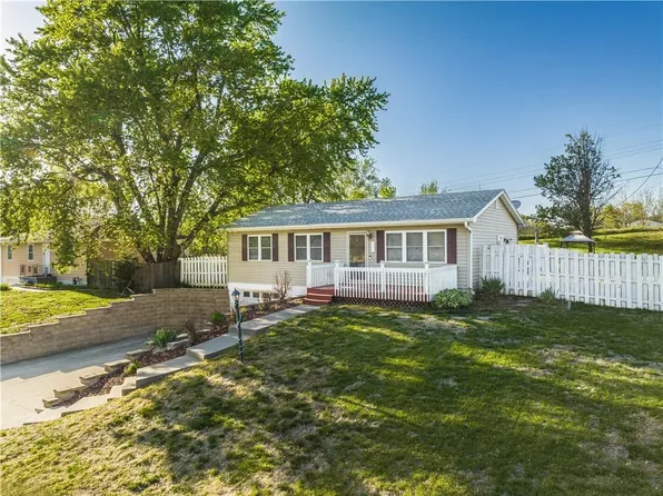 3101 Nanette Dr, Country Club, MO 64506