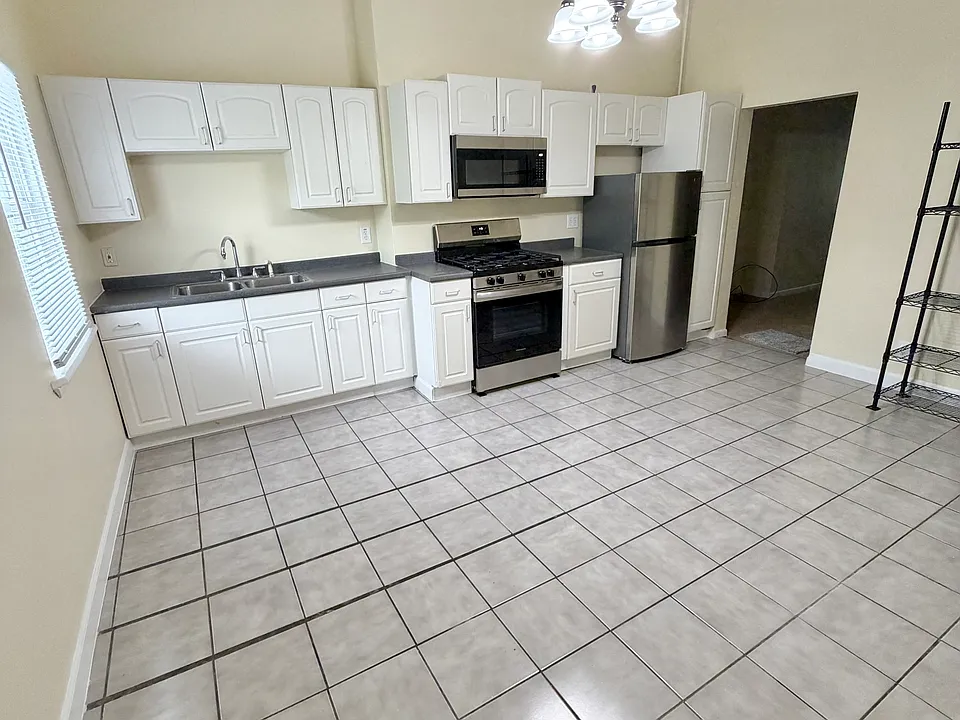 1412 Main St #2