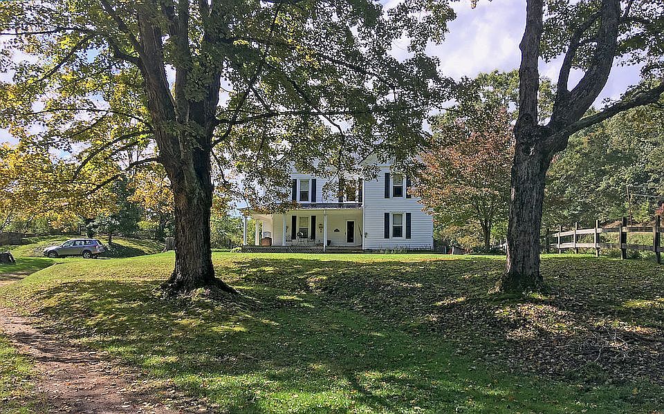 Front view ofthe Farmhouse  