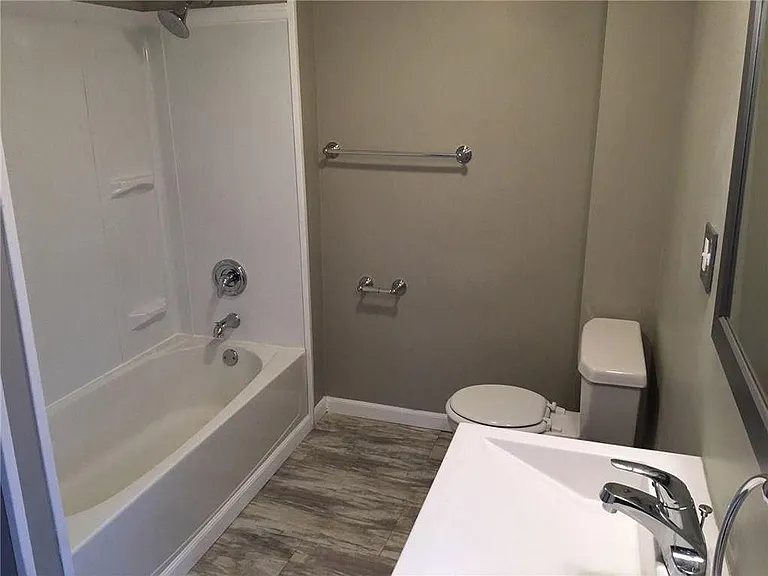 430 Lake Shore Boulevard Ext — Photo 8