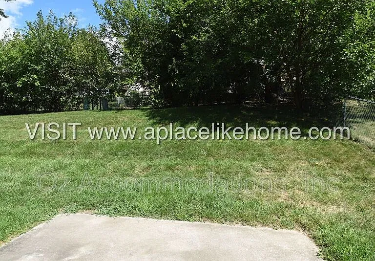 119 SE Greystone Dr — Photo 3
