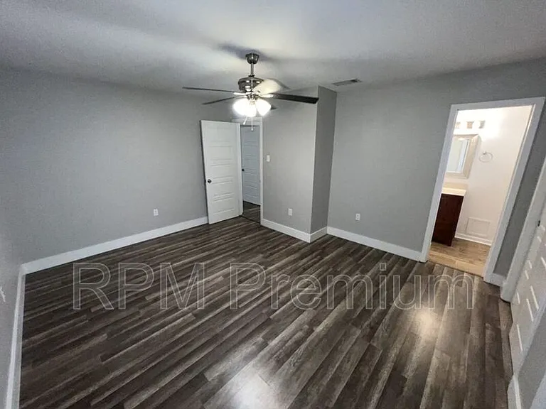 464 Wilton Dr — Photo 18