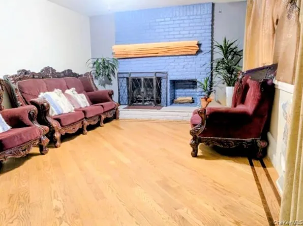 17 Grayley Place, Huntington Station, NY 11746