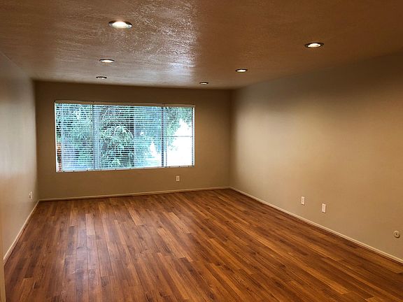 4th image of 729 E Doran St #1
