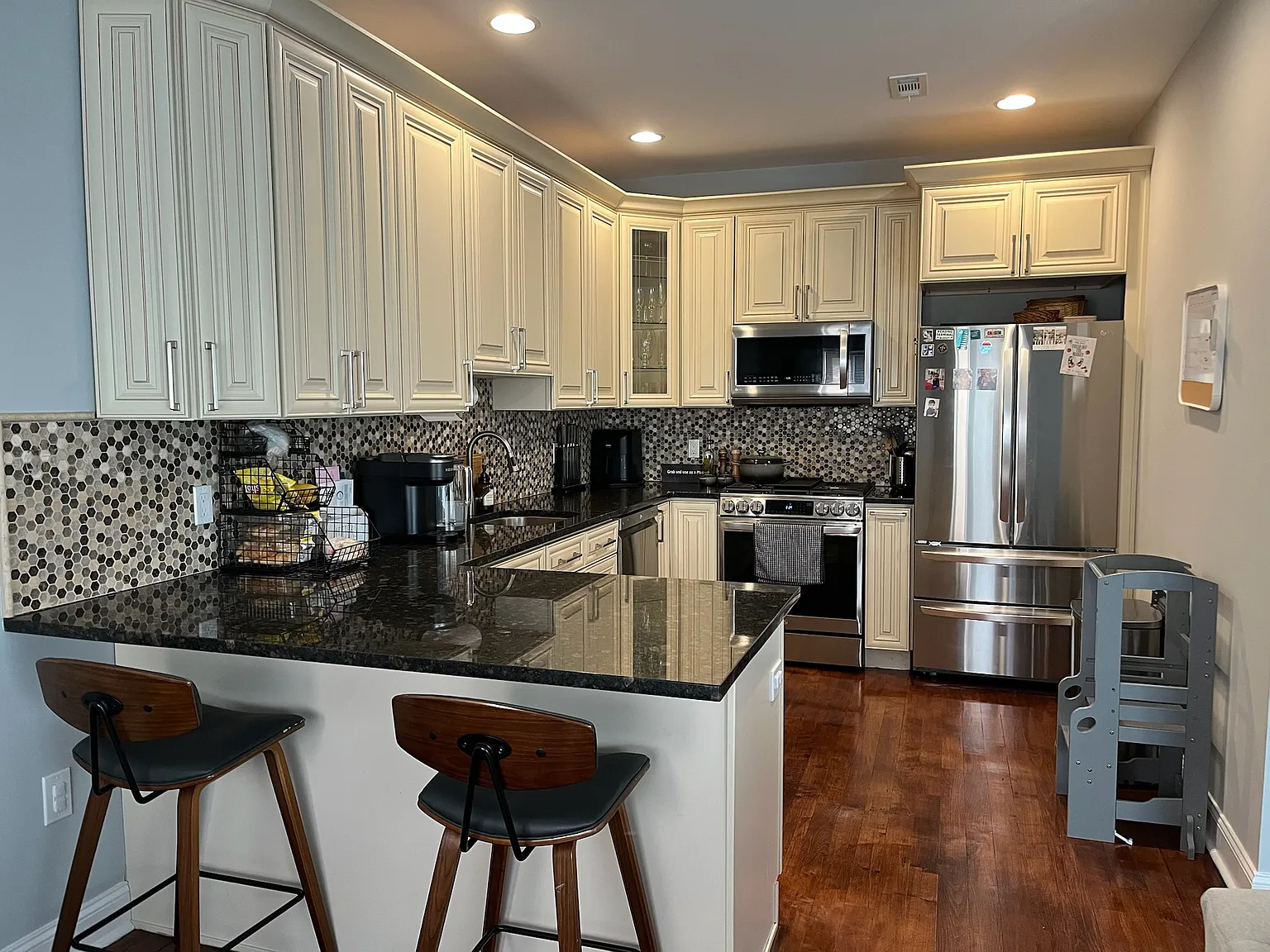 1017 Hazelwood Dr — Photo 2