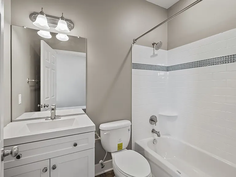 170 W Washington St — Photo 16
