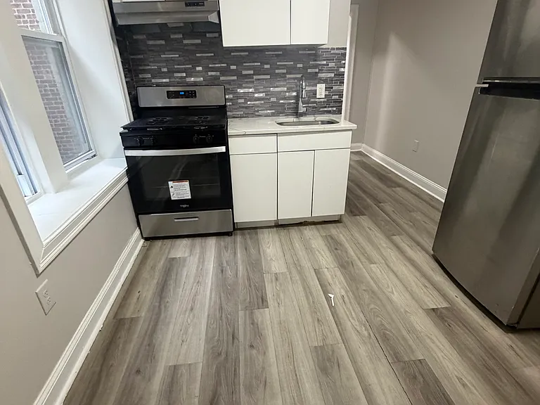 5712 Hudson Ave #10 — Photo 1