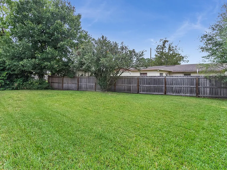 Crosby Ln — Photo 11
