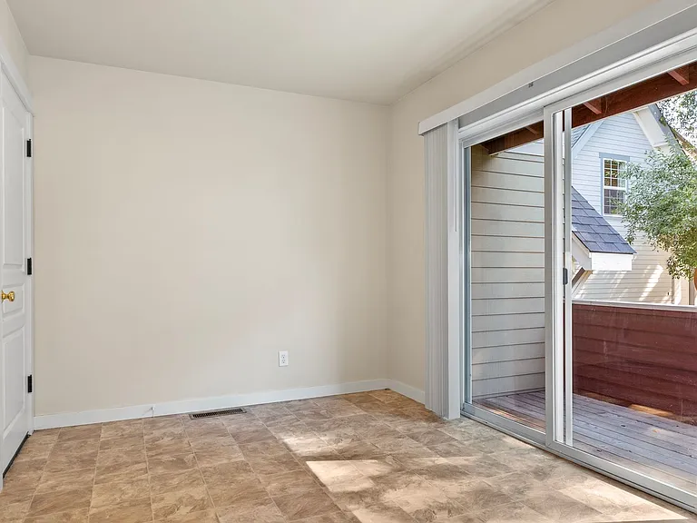 114 SE Roosevelt Ave #&-2 — Photo 6