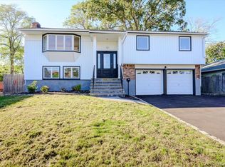12 Deans Lane, Bayville, NY 11709
