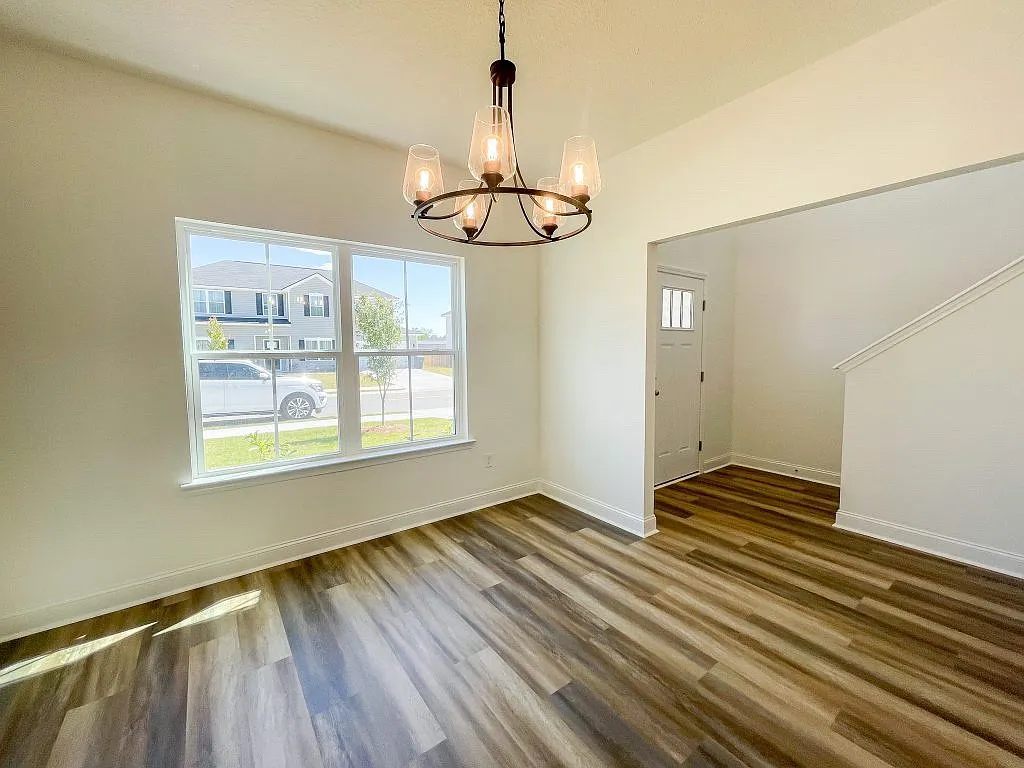 5 bed, 2400 sqft, $2,800 — Photo 4