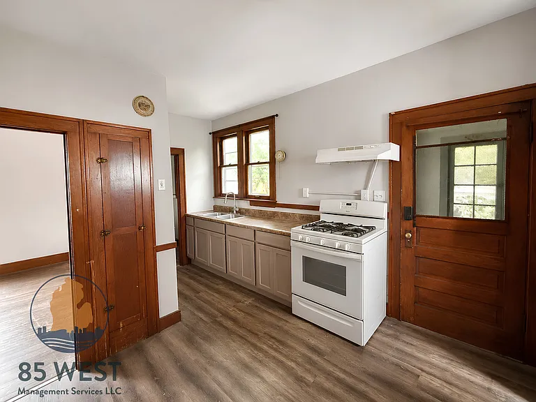 716 Alpine Ave NW — Photo 2