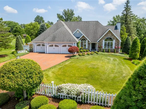 16 Fairway Dr, Auburn, NY 13021