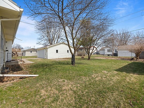3rd image of 801 NE Innsbruck Dr