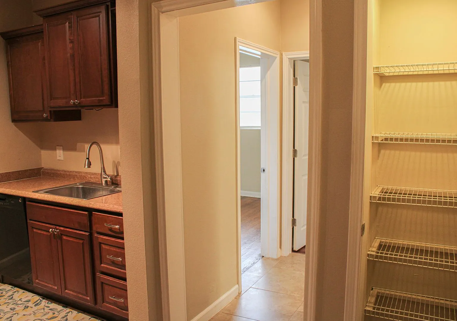 2 Bedroom - Mahncke Park — Photo 4