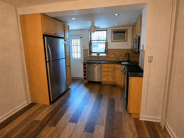 739 Clymer St — Photo 9