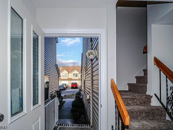 4th image of 8 Boyard Ct