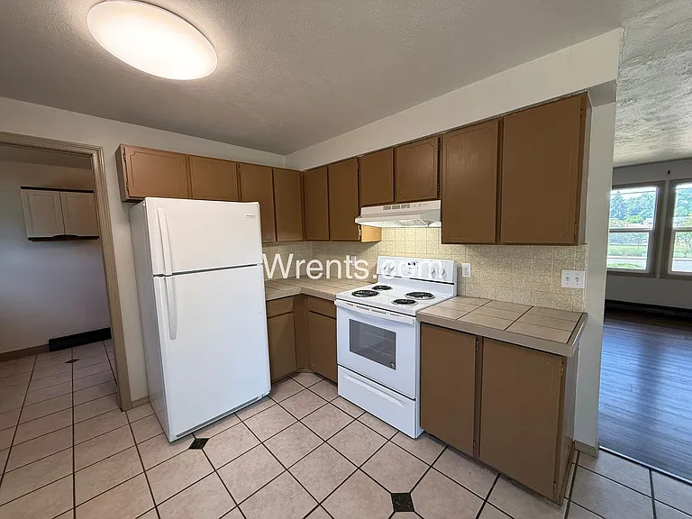 11005-11007 E 32nd Ave — Photo 7