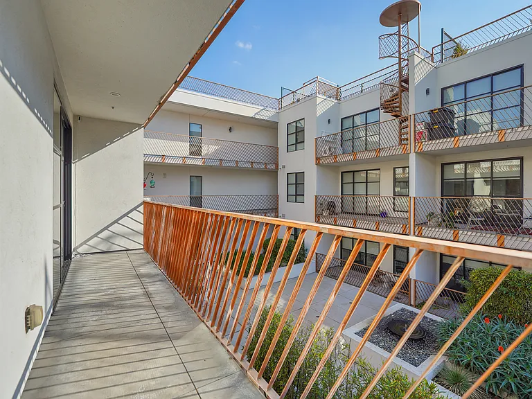 5800 Harold Way — Photo 16