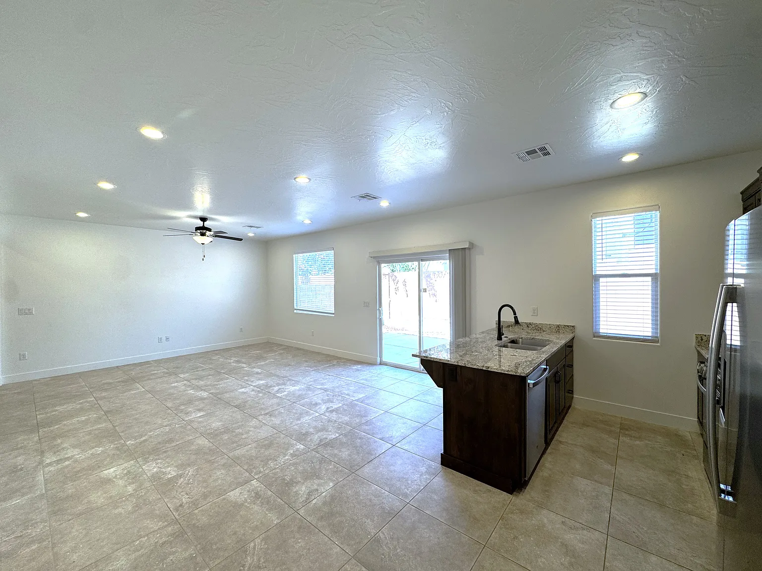 Stunning Townhome! 4 beds 2.5 baths 2 car garage! — Photo 4