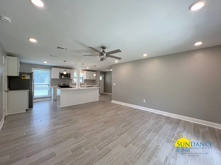 795 Bay St — Photo 2