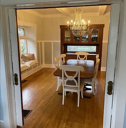 Perfect room for a dinner party or book club. Additional bench seating by the large window