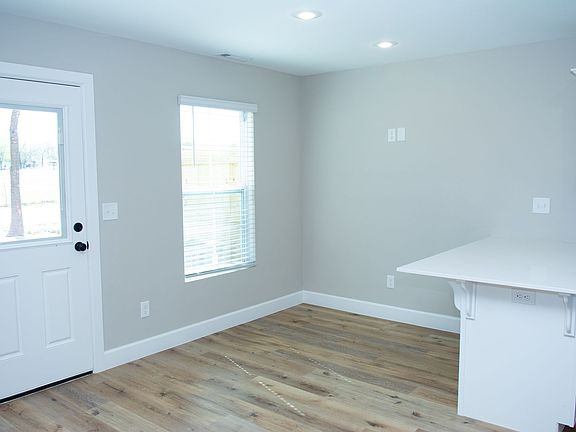 5th image of 440 Blue Springs St