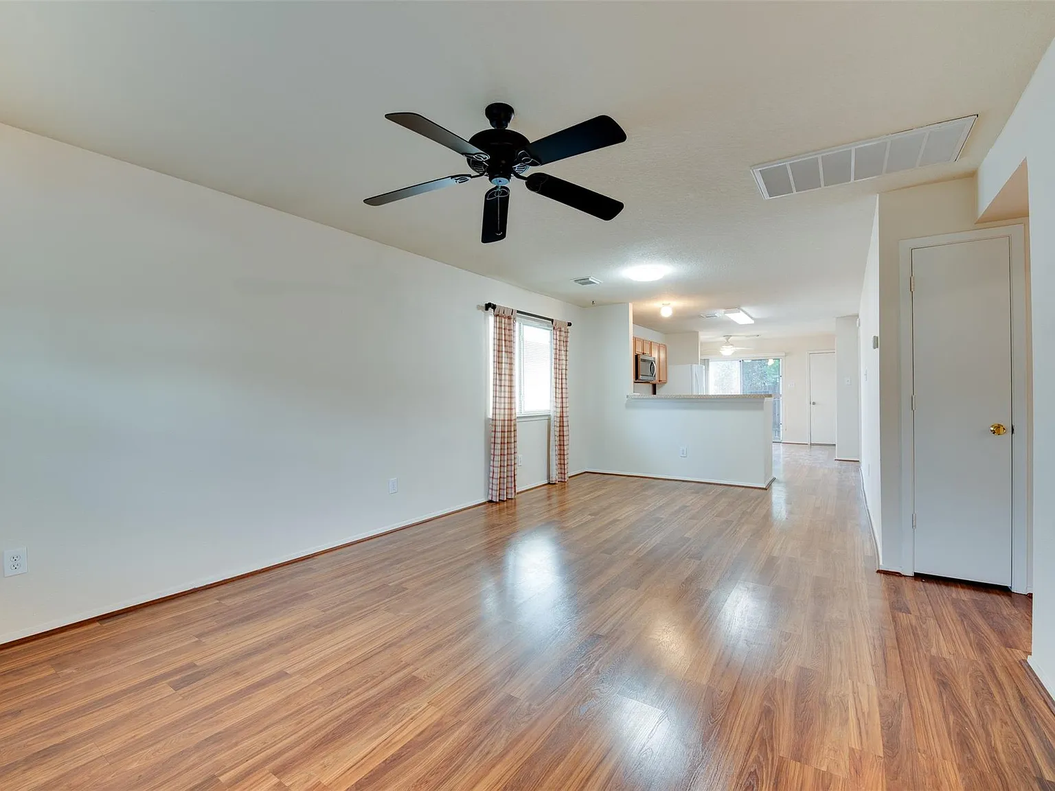 3 bed, 2.0 bath, 1196 sqft, $1,750 — Photo 3