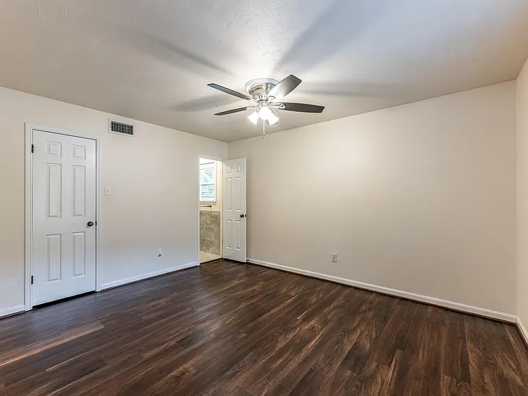 1006 Amesbury Ct — Photo 9
