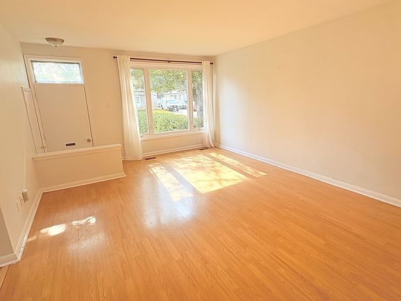 3rd image of 319 Dovedale Dr