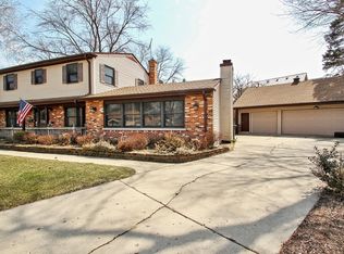 2305 Malik Ct, Glenview, IL 60025