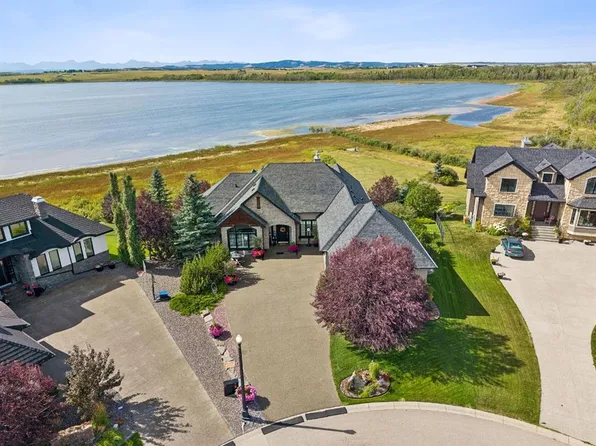 527 E Montclair Pl, Rocky View County, AB T4C 0A8