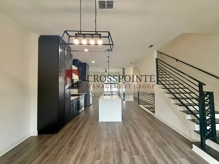548 W Erwin St — Photo 13