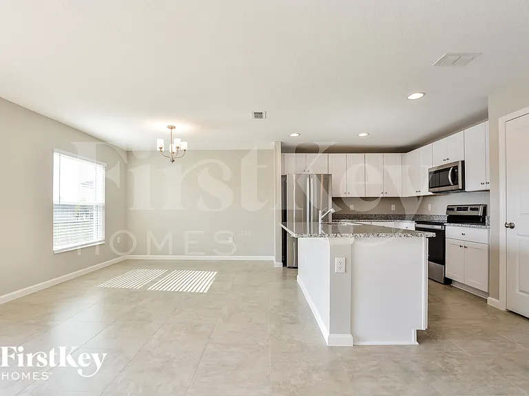 610 Lindbergh Way — Photo 5