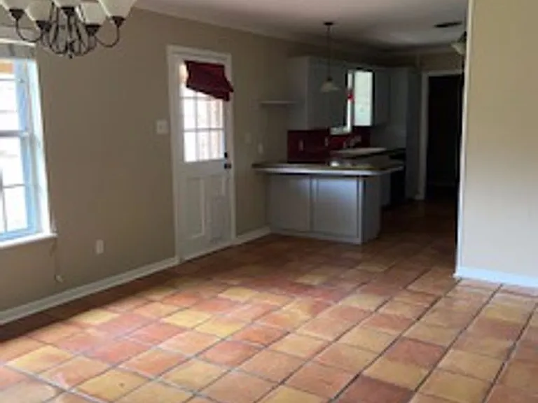 2250 Greenbriar Dr — Photo 6