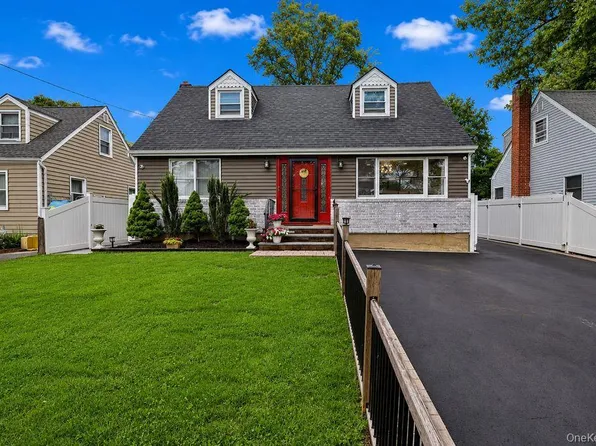 11 Chichester Rd, Huntington Station, NY 11746