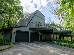 1725 Old Oak Ct, Brookfield, WI 53005