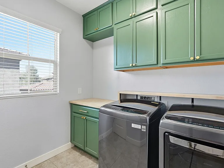 216 E Beatryce St — Photo 33