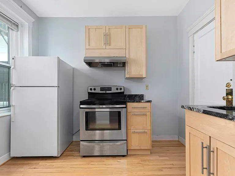 153 Strathmore Rd #5 — Photo 8