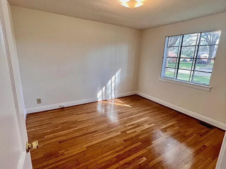 442 Elmhurst Rd — Photo 7
