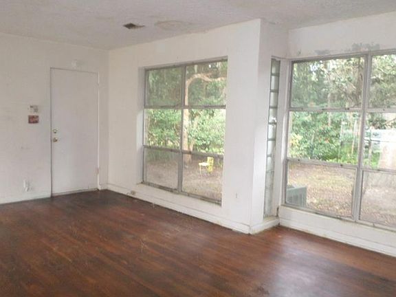 3rd image of 1425 Forest Ave