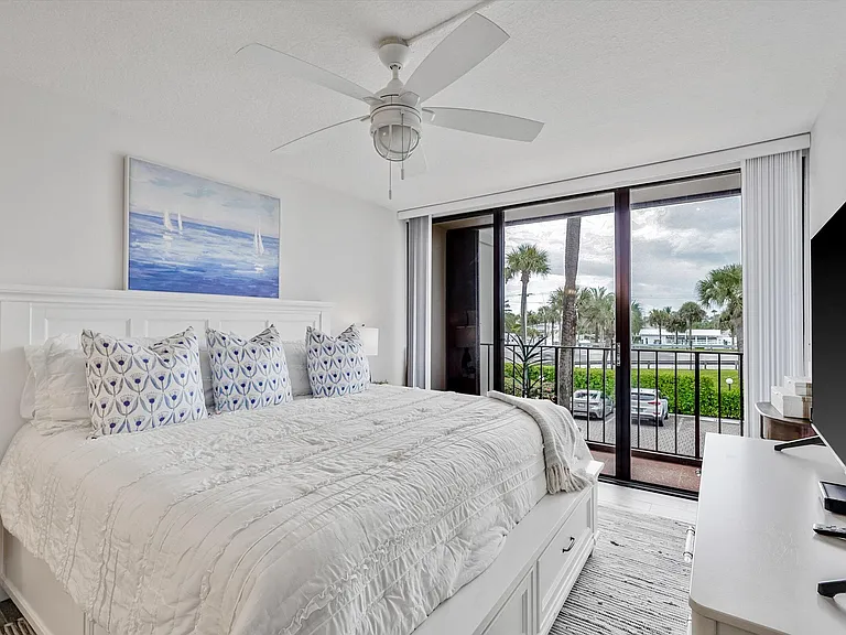 225 Beach Rd #205 — Photo 35