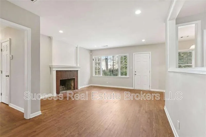 3 bed, 2.0 bath, 1394 sqft, $1,925 — Photo 3