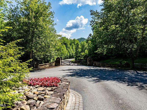 3rd image of 135 Springside Way Lot 114