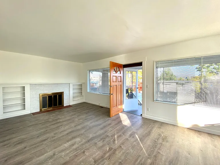 4457 Whitman Ave N — Photo 8