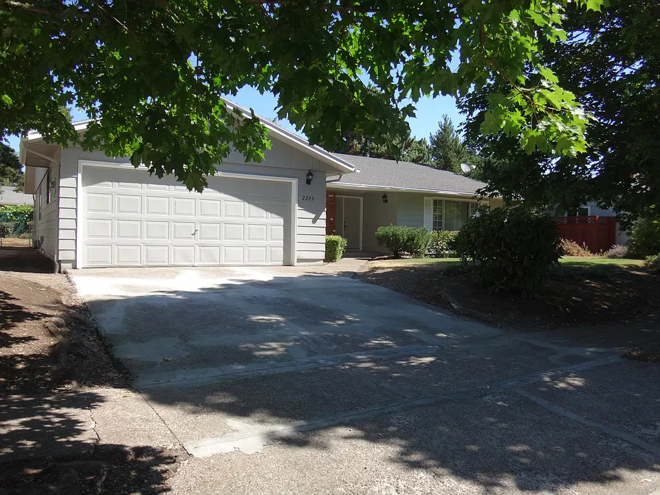 2293 Latona Dr NE